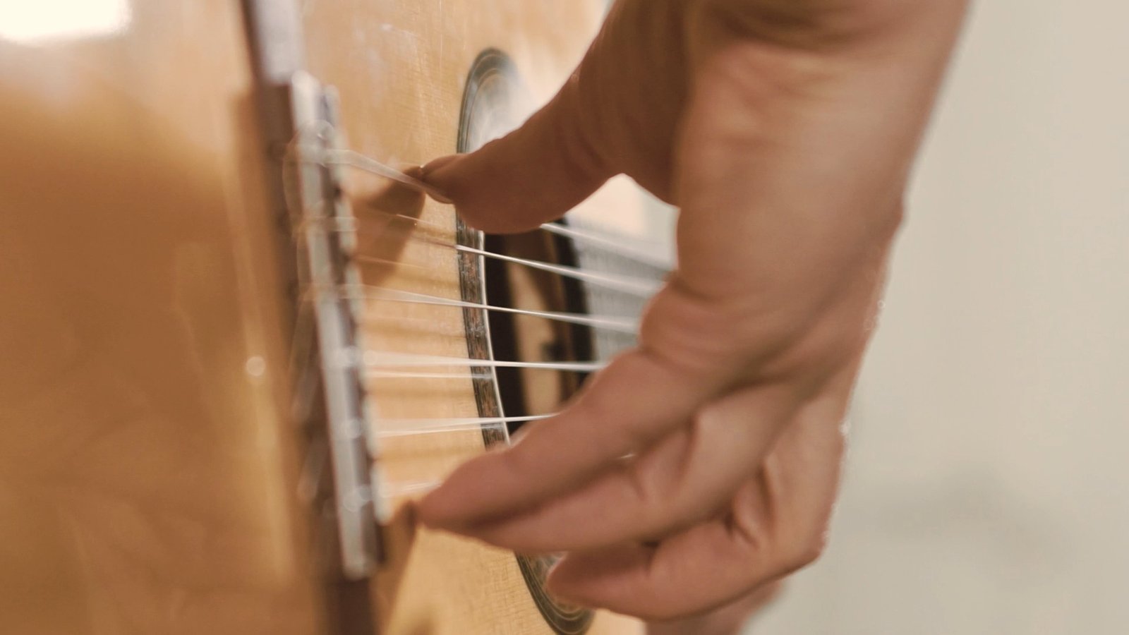 Golpe percussion technique demonstrated on Spanish guitar