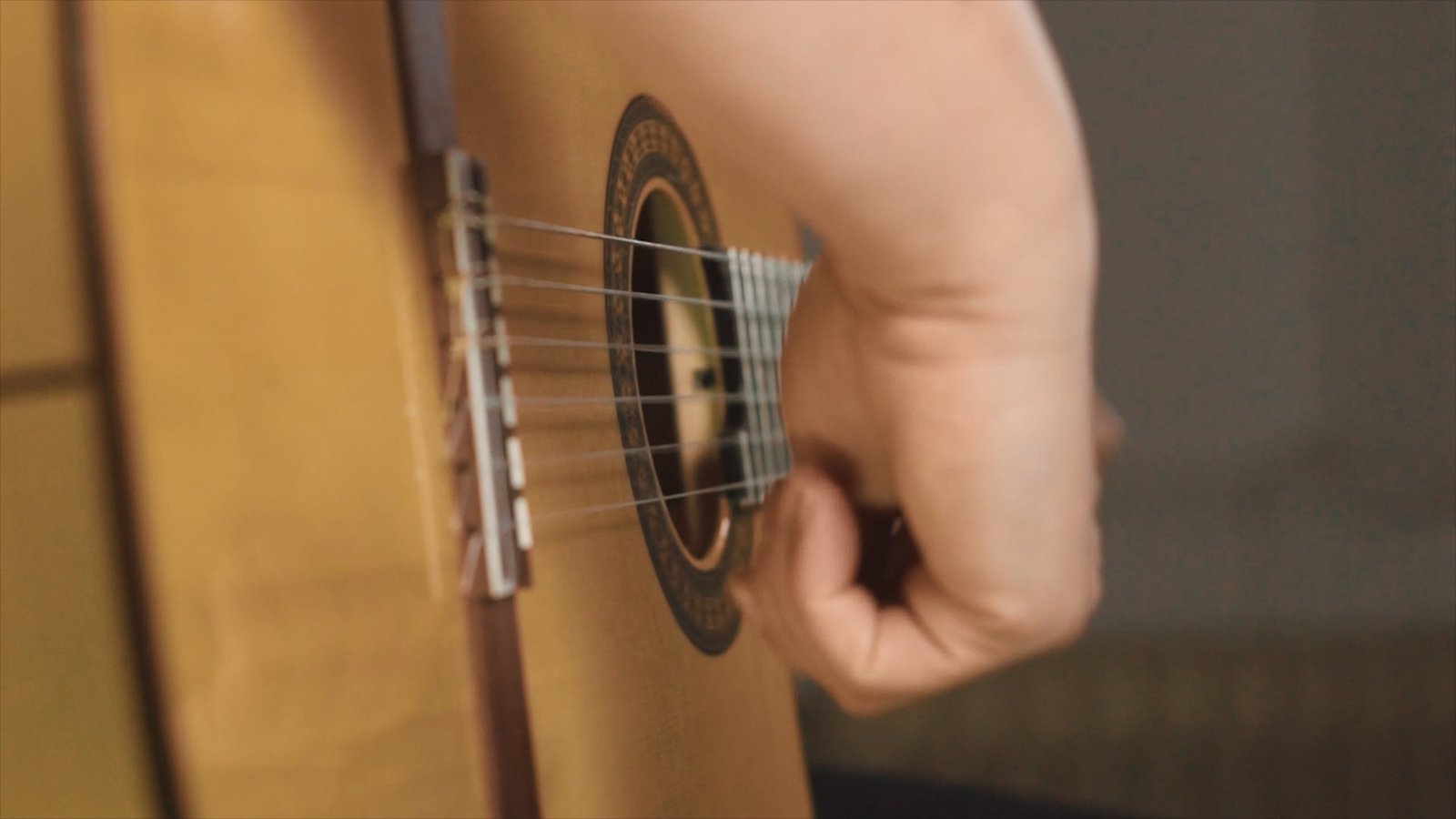 Percussive Spanish guitar strumming technique